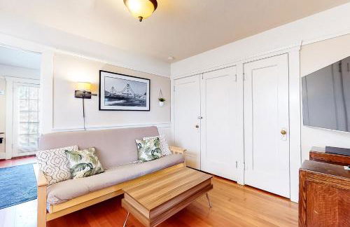 Steps to Sand Beach Hill Bungalow with Patio - Foto 4