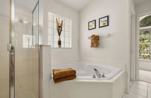 Modern Retreat Pool and Game Room - Foto 51