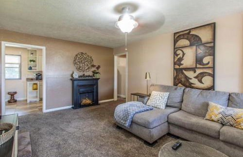 Spacious Home - Pet Friendly with Fenced Backyard - Foto 3