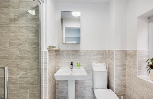 Stunning Detached House with Driveway Parking, Office Room, Self-Check-In, Fast WiFi and Smart TV with Sky and Netflix by Yoko Property - Photo 13