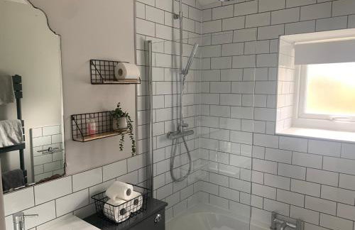 Tipsy Cottage Charming 2 bedroom home. - Photo 2