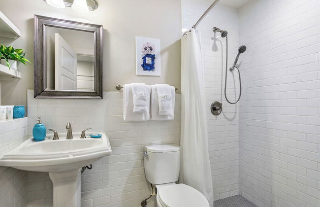 Elegant Condo - Near French Quarter & Bourbon St - Photo 10