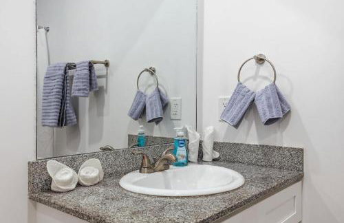 Relax and Explore Poolside Stay Near Local Spots - Foto 10