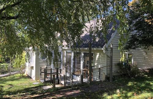 The Sunflower - Hot Tub Hideaway on 13 Wooded Acres - Fire Pit - Lake View - Near Keuka & Seneca Lake - Pet-Friendly - Foto 26