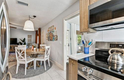 Luxury Home with Hot Tub & Outdoor Oasis blocks from the Beach - Foto 36