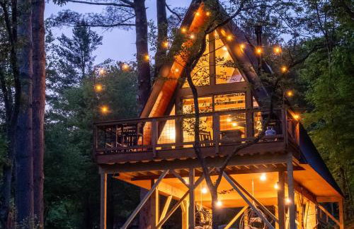 Designer A-Frame Treehouse with hot tub on river - Foto 1