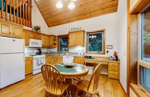 Redwood Rest Getaway - A-Frame with Hot Tub & Deck - Foto 7