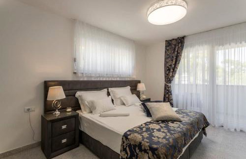 Luxe villa with pool, jacuzzi, and sauna - Foto 23