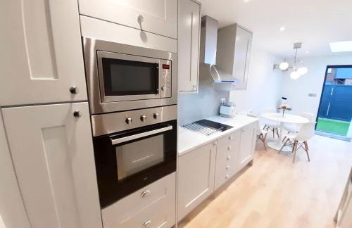 'The Limes' - Air-Con Two Double Bedroom Holiday House with Private Garden - Foto 7