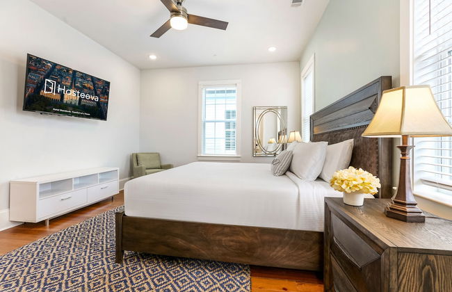 Modern 4 BR Condo with Balcony & Pool - Near FQ - Foto 12