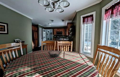 Spacious Ranch-Style Retreat with Private Deck, Nestled in Nature Near Acadia, Hancock Maine - Foto 19