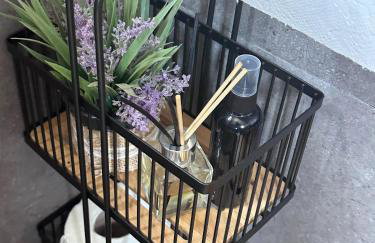 BrightOwl Waterside Narrowboat Cottage Experience - Foto 19