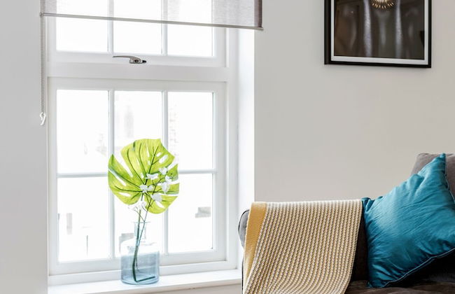 Beautiful Central Windsor Apartment - Photo 13