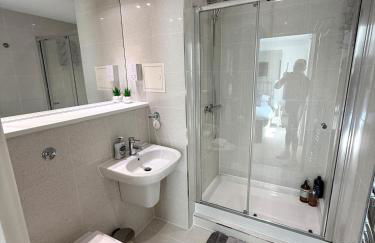 Luxury Waterfront Apartment With Panoramic View - Photo 16