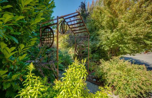 On McKenzie River! Home with Scenic Sunroom - Foto 36