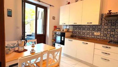 Villa with beautiful Private Garden & Breathtaking Sea View - Foto 4