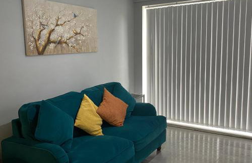 Modern 2 bedroom flat with Sky TV & free parking - Foto 4