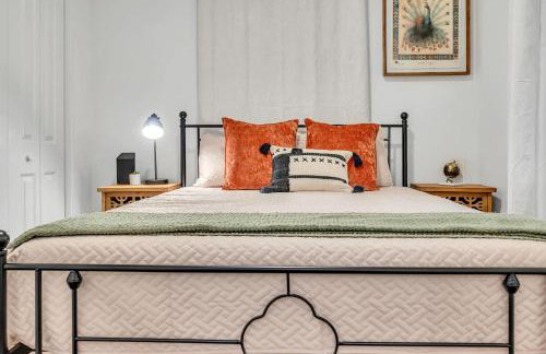 Fully Furnished Bungalow with Deck Near City Center - Foto 8