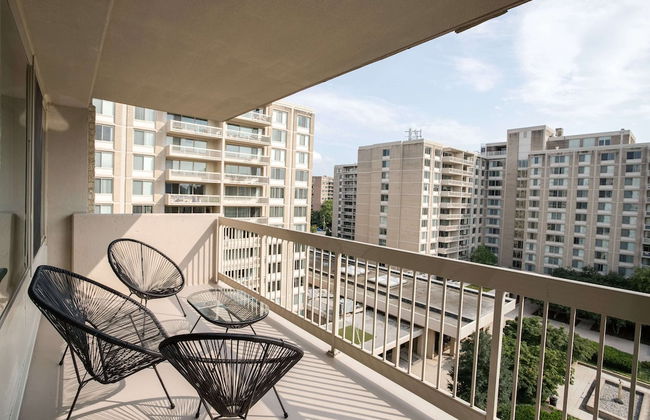 Stylish Comfort Condo in Crystal City - Photo 23