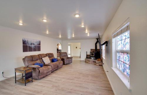 Crescent City Home with Hot Tub Half-Block to Beach - Foto 4