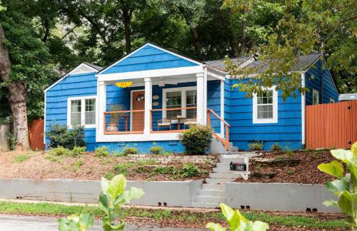 Bright and Stylish Historic Grant Park Retreat - Photo 4