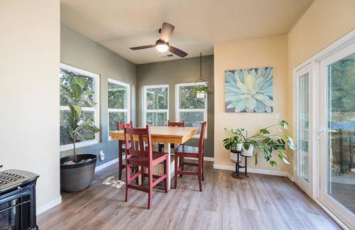 Lavender & Vine - Downtown Retreat with Hot Tub and Fire Pit! - Foto 8