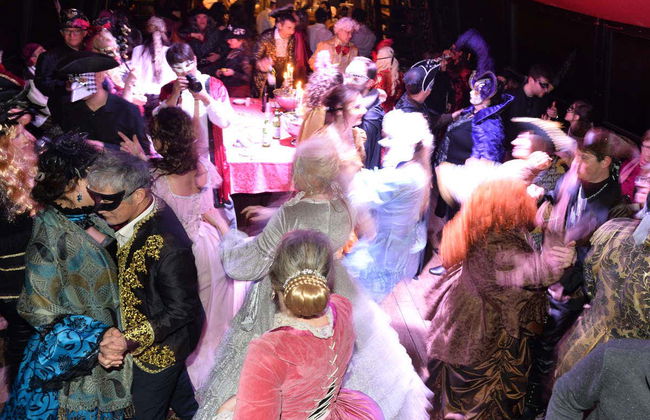 Festa de carnaval no Galeão Veneziano - Foto 1