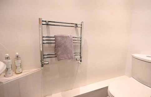 Premium Family Home with PS5 Console and Private Garden - Foto 16