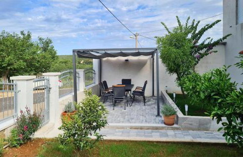 2 Bedroom Lovely Apartment In Donje Rastane - Foto 6