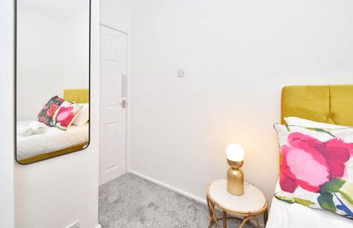 Elm House by YourStays - Lovely home in Cheshire, quiet residential street - Photo 41