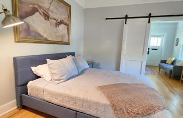 Cozy Vintage Bungalow @Mills50 District - Photo 7