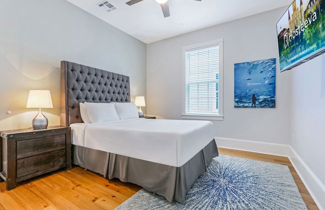 Spacious 5BR Urban Retreat with Balcony & Pool - Foto 10