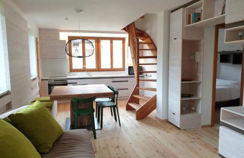 Ampio appartamento su 2 livelli con garage coperto - Foto 2