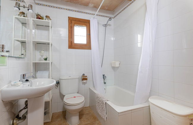 Peaceful Villa in Serene Retreat - Photo 17