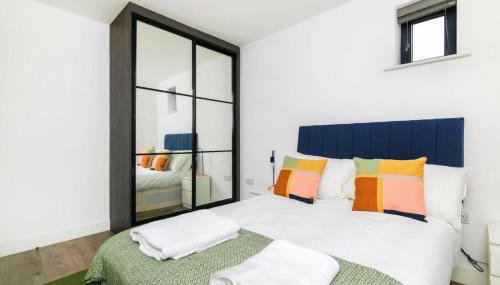 Spacious Multi-Level 3 Bedroom 2 Bathroom Family Apartment Near Hoxton Sleeps 6 - Foto 5, towels, wardrobe