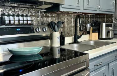 Comfy, Close to Downtown with Lake & Lift Bridge Views - Foto 13