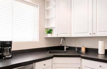 Charming Townhouse Retreat by CozySuites - Foto 18