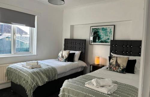 Brighton Bungalow Spacious 3BR, contractor friendly, close to University & near AMEX Stadium, parking,free WIFI,Garden & BBQ, Mobility challenged friendly - Foto 1