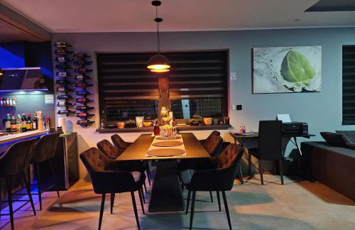 Villa Joy with Pool,Jacuzzi,E Auto Station - Foto 36