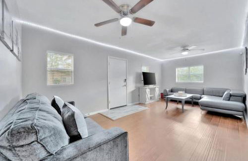 Family & Pet Friendly Getaway with Porch Fire Pit & Yard - Foto 14