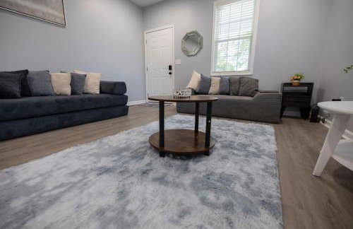 3 Min to Downtown - 10 Min to Elon - Smart TVs - Foto 8