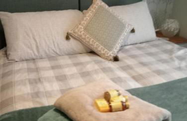 Beautiful Marina Apartment with private garden, flexible bedrooms with zip & link beds - Photo 14