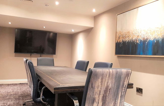 Stylish 2 Bed 2 Bath Apt in BMH City Centre - Photo 15