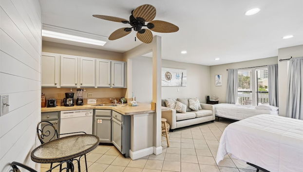 Studio With A Queen Size Bed, Twin Bed And Sofa Sleeper - Sleeps 5 0 Bedroom Condo by RedAwning - Foto 4, Habitación