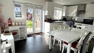 3-bedroom house close to city centre - Foto 1