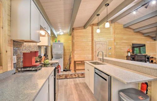 Pet-Friendly Otto Mountain Cabin with Fireplace! - Foto 8