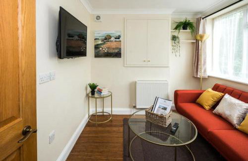 Where Style & Convenience Combine- Photo ID Required - Foto 32