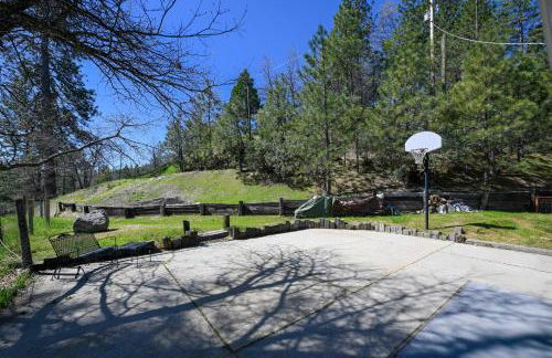 Near Yosemite Bass Lake Cabin with Hot Tub, Lake View, Pet Friendly - Photo 55