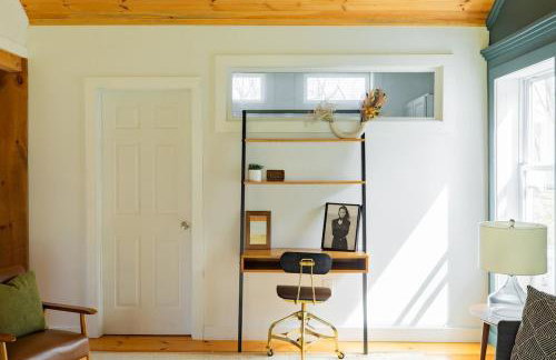 Rustic Luxe Creekside Retreat with Hot Tub and Fire Pit, Minutes From Hudson - Foto 35