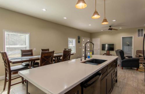 3BR House By Lake with BBQ Fire Pit & EV Charger - Foto 14